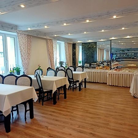 Iskra Hotel Radom Bagian luar foto