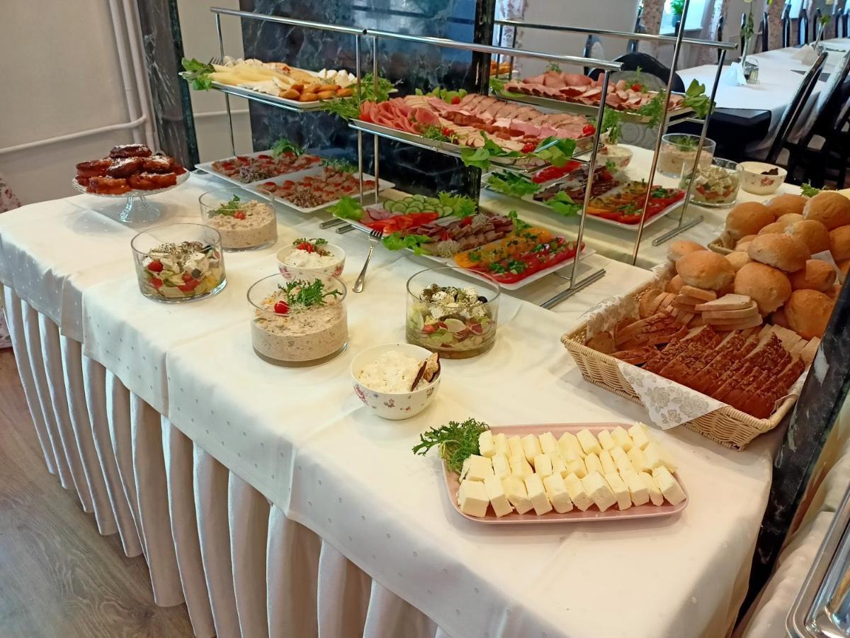 Iskra Hotel Radom Bagian luar foto