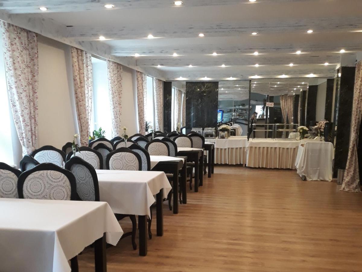 Iskra Hotel Radom Bagian luar foto