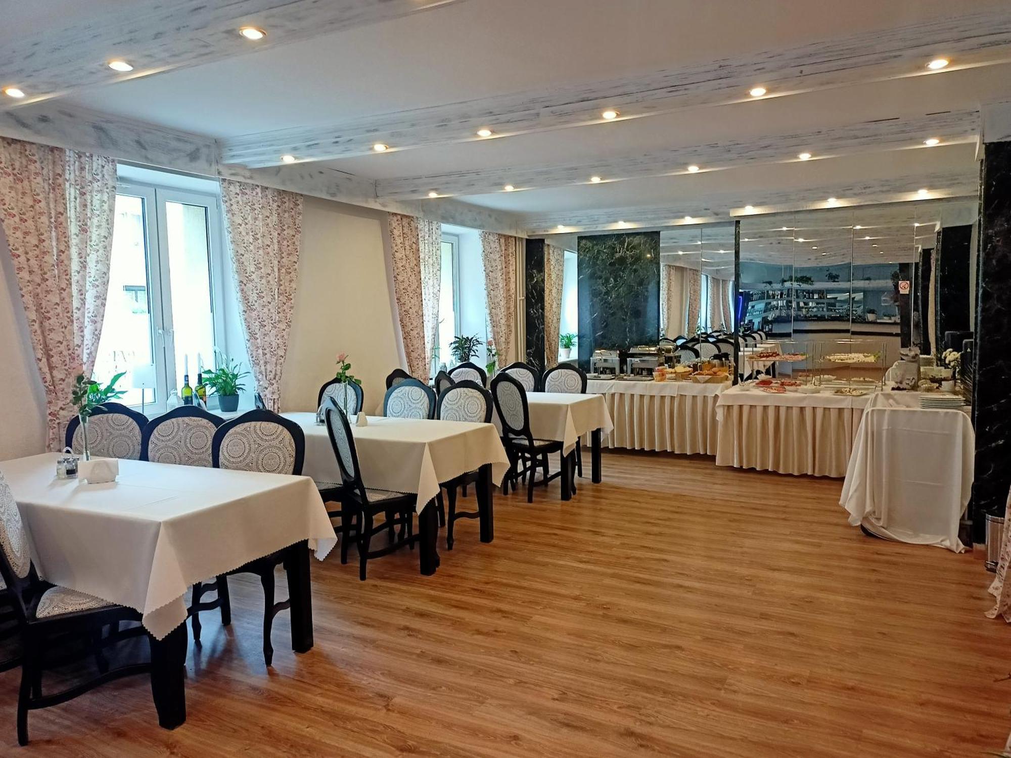 Iskra Hotel Radom Bagian luar foto