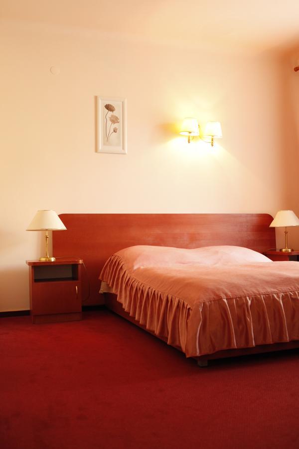 Iskra Hotel Radom Bagian luar foto